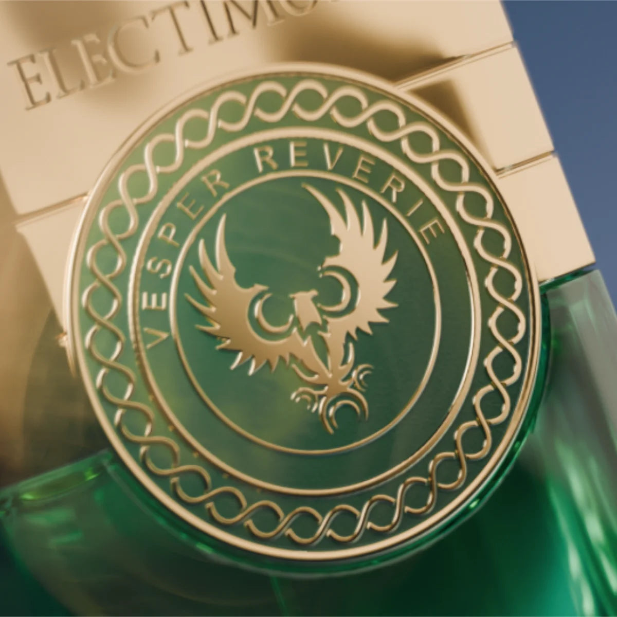 Electimuss - Vesper Reverie Nahaufnahme des goldgrünen Emblems mit elegante Ornamente auf dem Flakonverschluss