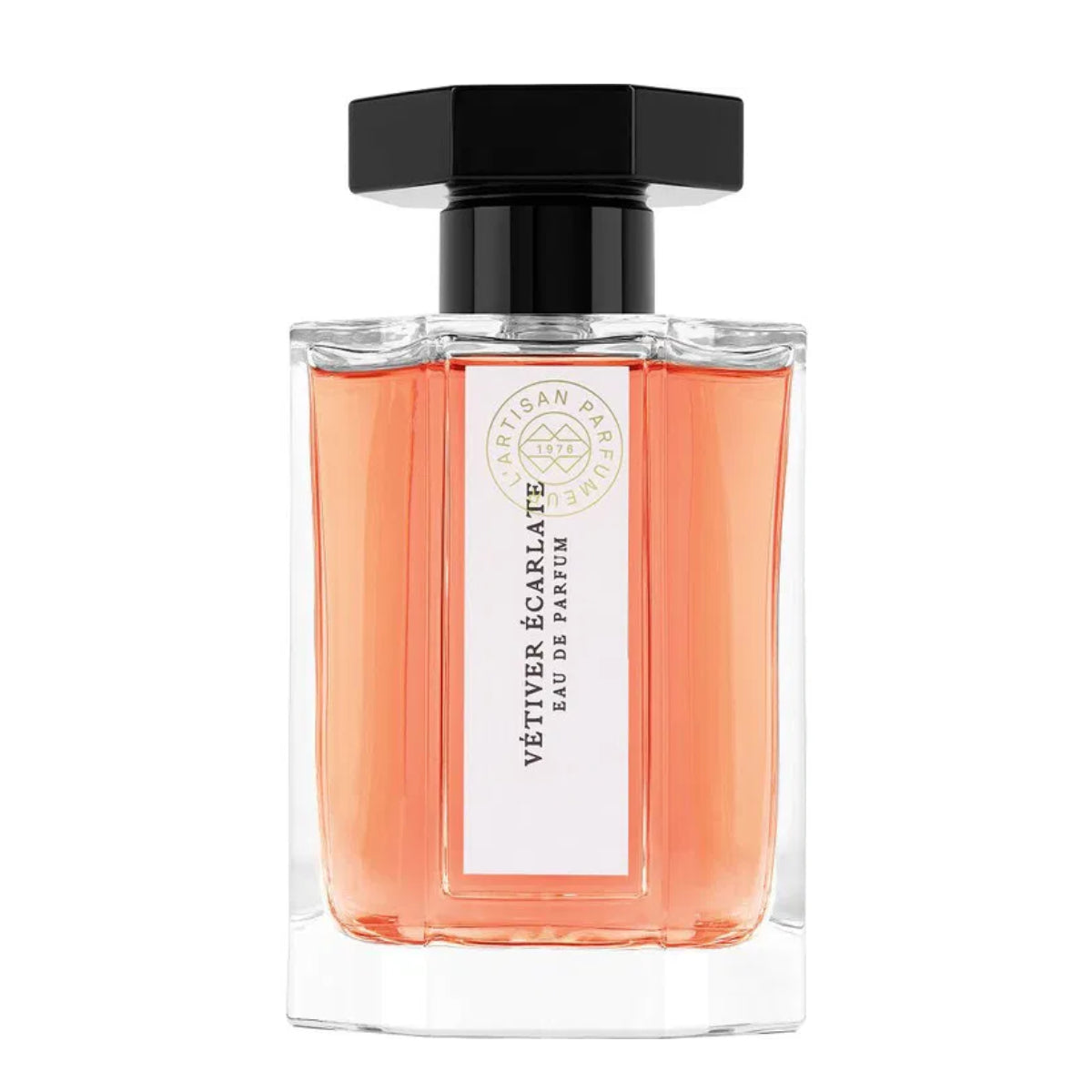 L'Artisan Parfumeur - Le Potager - Vétiver Écarlate klarer Glasflakon mit orangefarbenem Duft und schwarzem Verschluss vor weißem Hintergrund