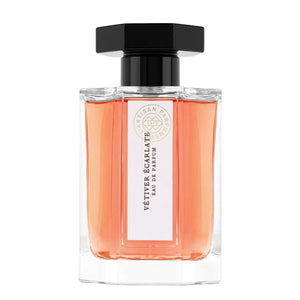 L'Artisan Parfumeur - Le Potager - Vétiver Écarlate klarer Glasflakon mit orangefarbenem Duft und schwarzem Verschluss vor weißem Hintergrund