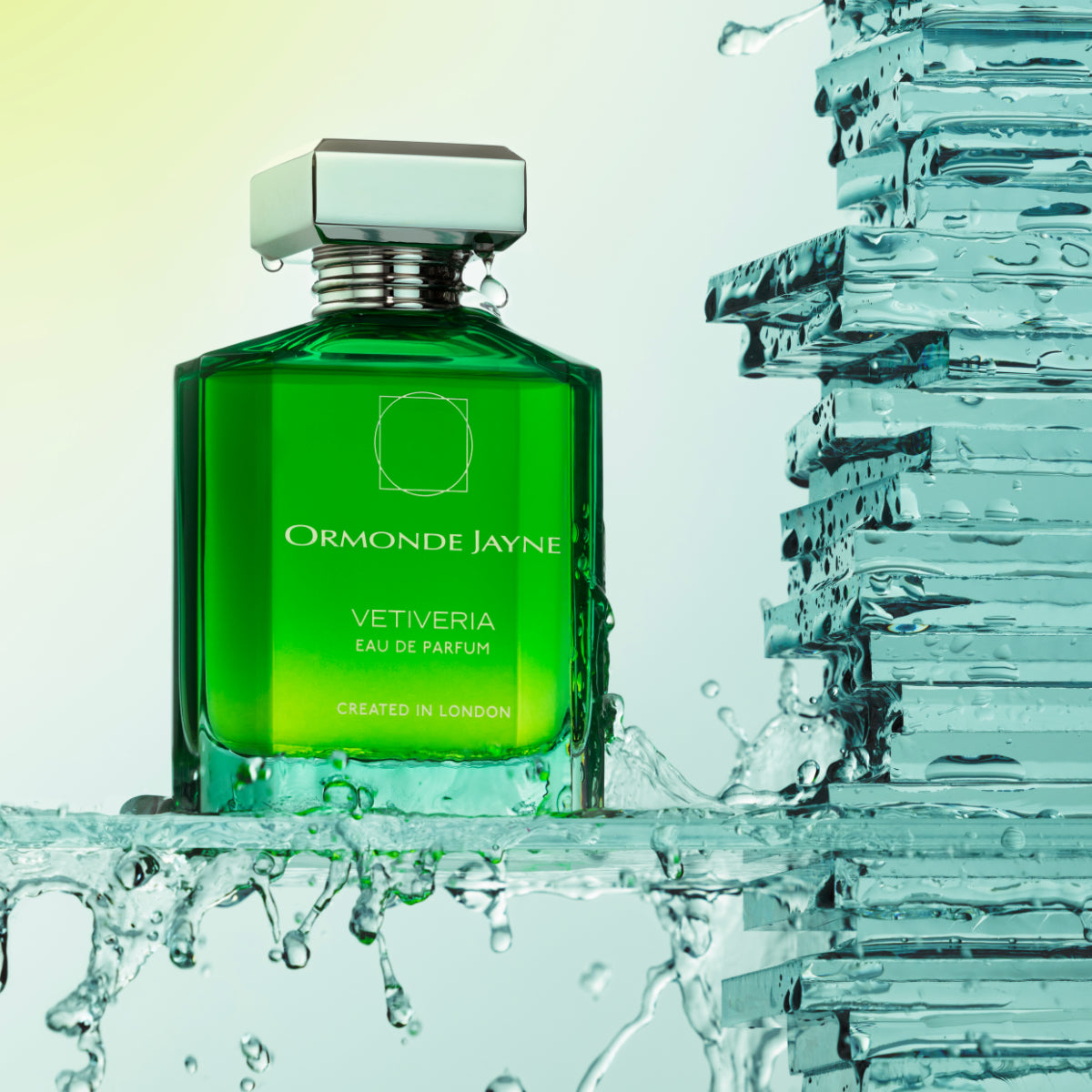 Ormonde Jayne - Vetiveria Parfumflakon in leuchtendem Grün mit silbernem Verschluss und Wasserspritzern vor hellem Hintergrund