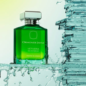 Ormonde Jayne - Vetiveria Parfumflakon in leuchtendem Grün mit silbernem Verschluss und Wasserspritzern vor hellem Hintergrund