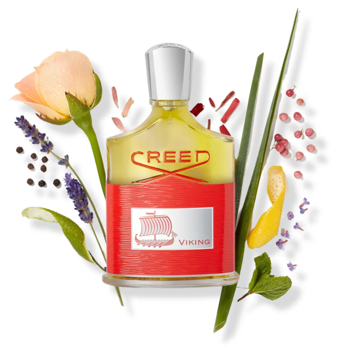 Creed - Viking Parfumflakon mit rotem Label und Silberkappe umgeben von Rosenknospe und Kräutern auf weißem Hintergrund