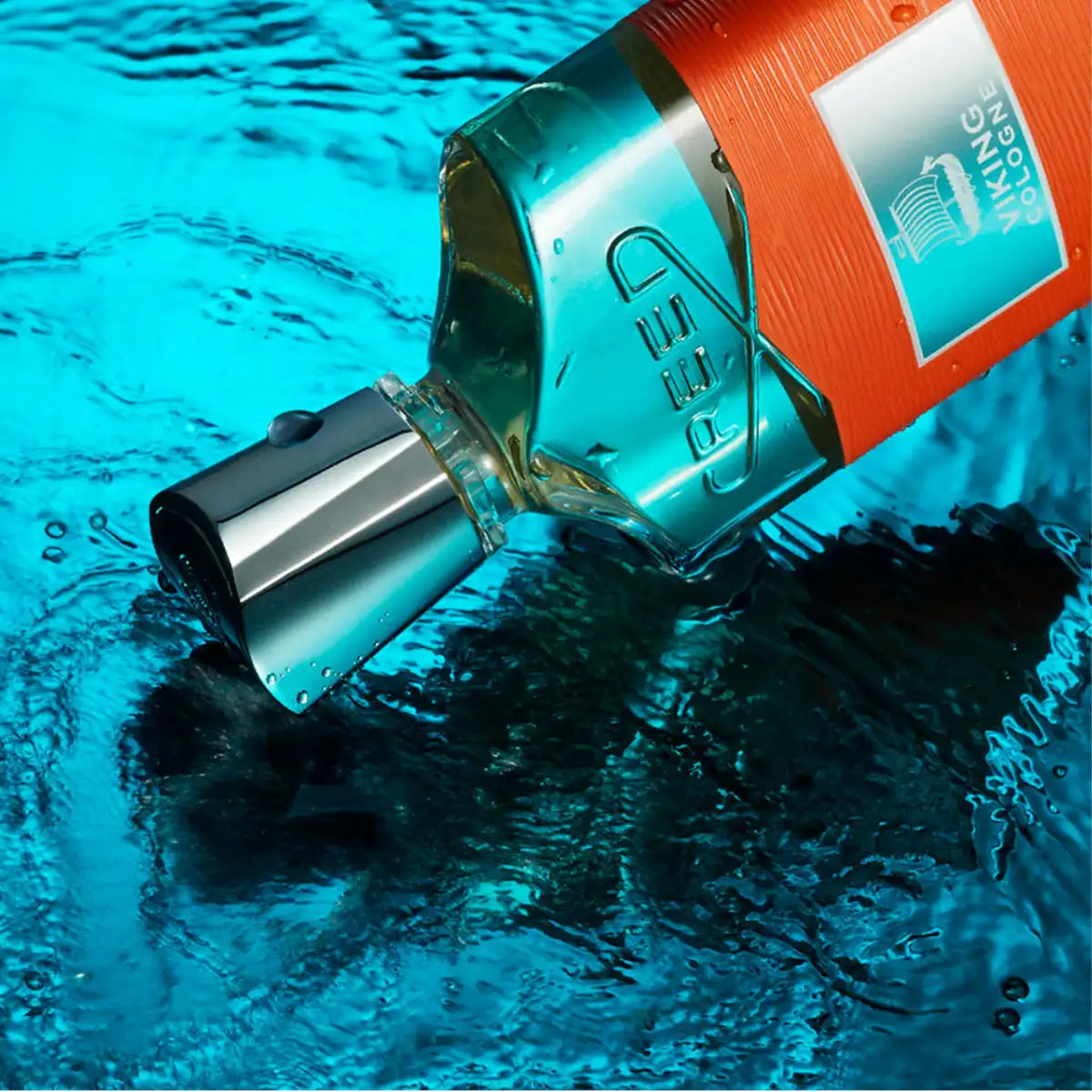 Creed - Viking Cologne Flakon mit silberner Sprühkappe und orangefarbener Umhüllung auf reflektierendem blauem Wasser