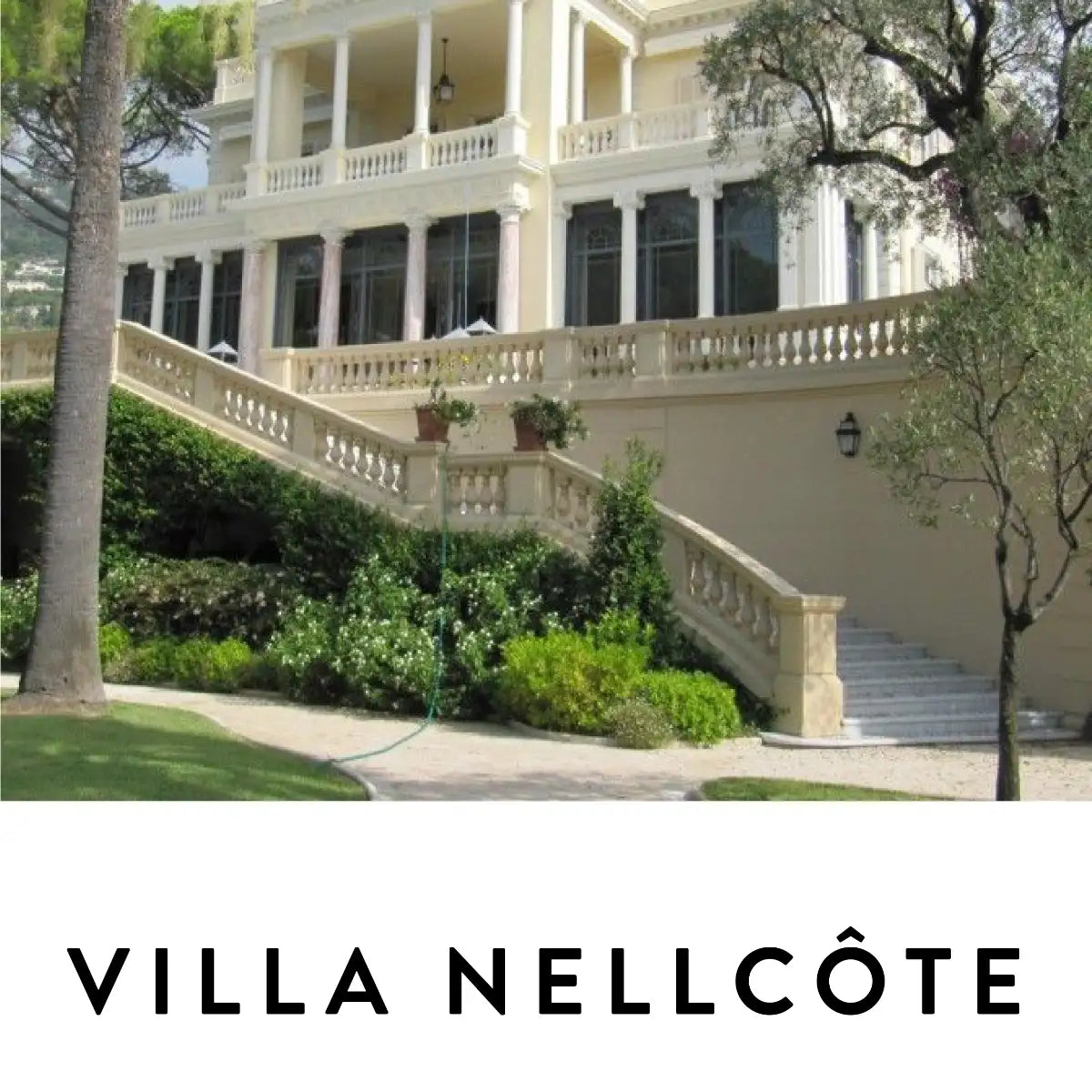 19-69 - Villa Nellcôte Ansicht der prächtigen historischen Villa umgeben von mediterranem Grün und eleganter Architektur