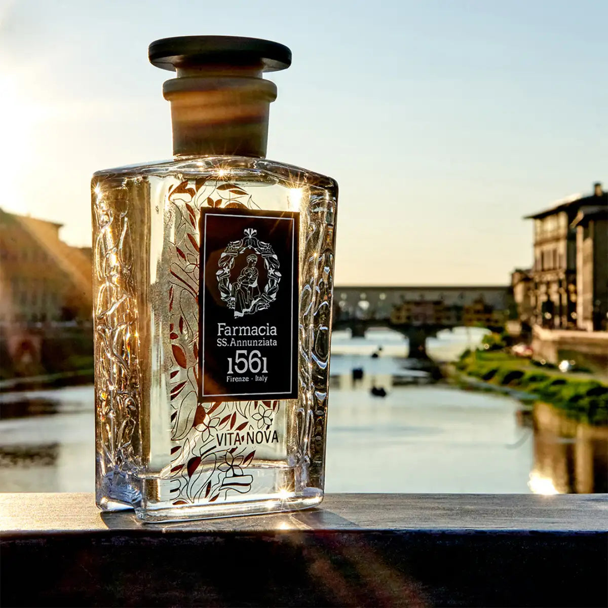 Farmacia SS. Annunziata - Vita Nova Flakon mit filigranem Muster vor Sonnenuntergang und Fluss in Florenz