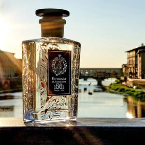 Farmacia SS. Annunziata - Vita Nova Flakon mit filigranem Muster vor Sonnenuntergang und Fluss in Florenz