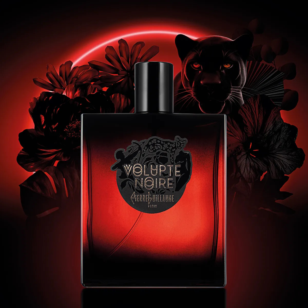 Pierre Guillaume - Beyond Collection - Volupté Noire präsentiert roten Flakon mit schwarzem Deckel vor Panther und Blumen im leuchtenden Licht