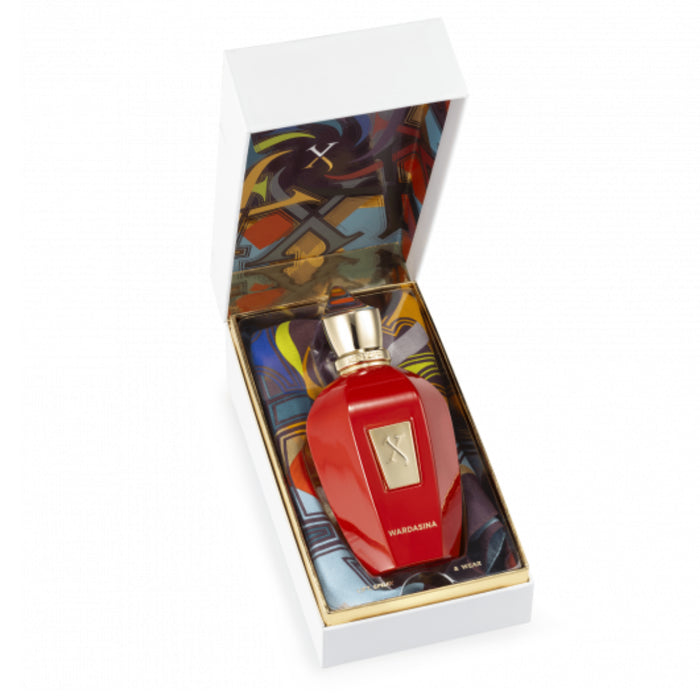 Xerjoff - Vibe - Wardasina Parfumflakon in leuchtendem Rot mit goldfarbenem Emblem, präsentiert in kunstvoll gestaltetem Etui