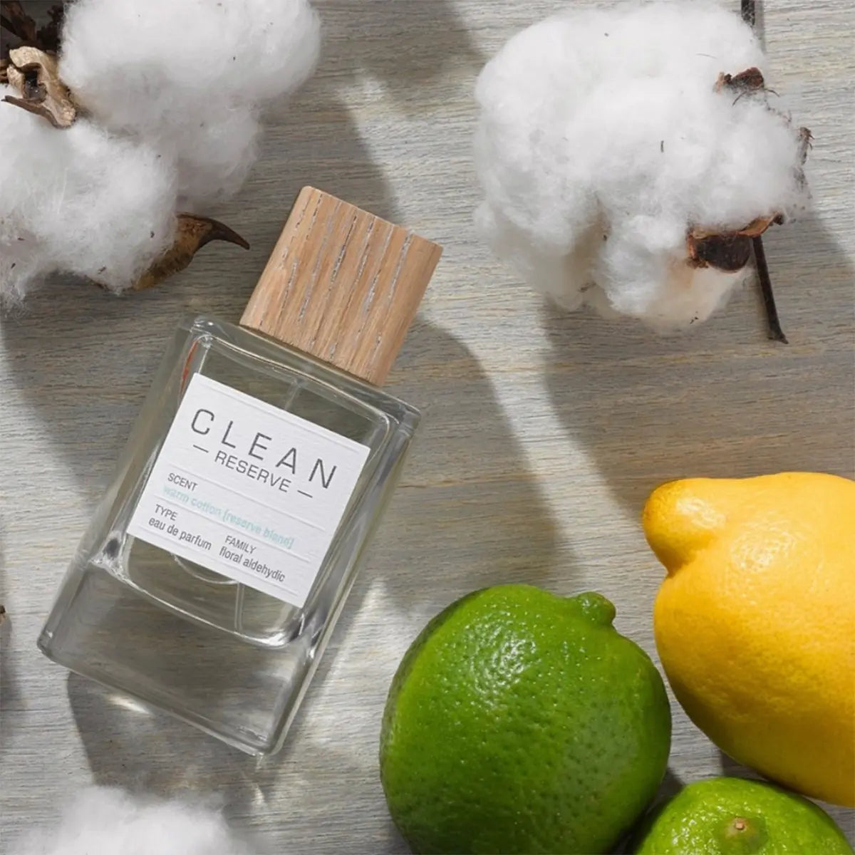 Clean Perfume - Reserve - warm cotton [reserve blend] Parfum mit Holzverschluss zwischen Baumwolle und Zitrusfrüchten auf Holzoberfläche