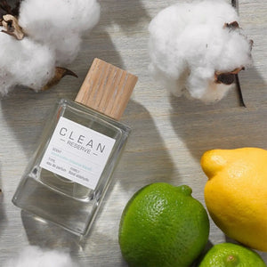Clean Perfume - Reserve - warm cotton [reserve blend] Parfum mit Holzverschluss zwischen Baumwolle und Zitrusfrüchten auf Holzoberfläche