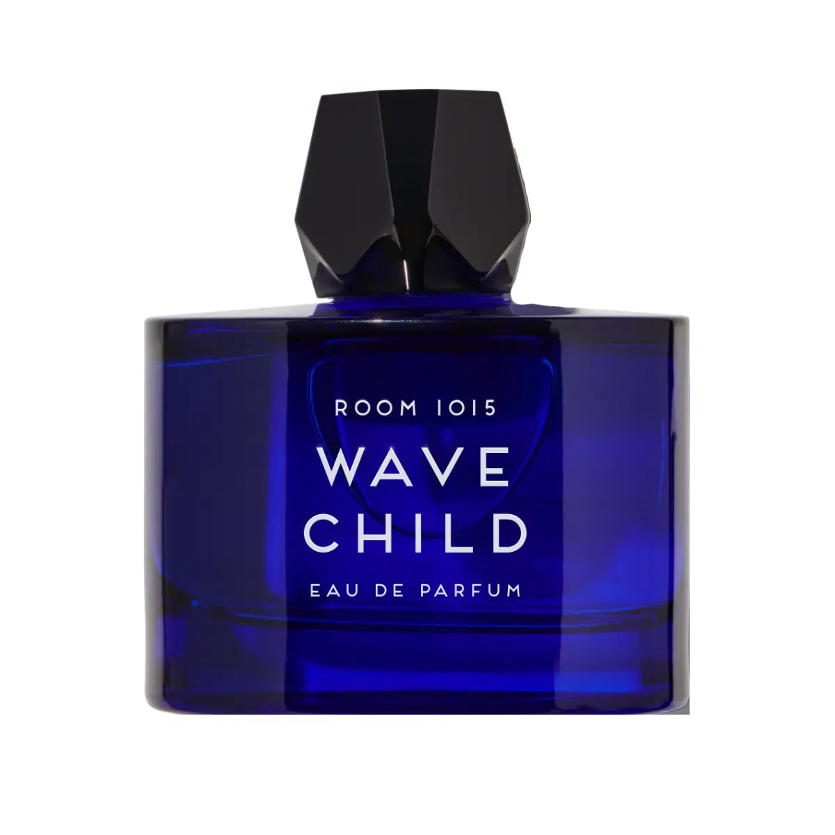 Room 1015 - Wavechild Parfümflakon in tiefem Blau mit klarer Schrift und markant facettiertem schwarzen Verschluss