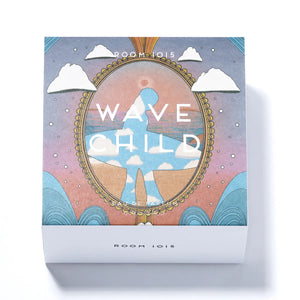 Room 1015 - Wavechild Verpackung mit Surfer-Silhouette vor blau-rosa Himmel und stilisierten Wellenornamenten