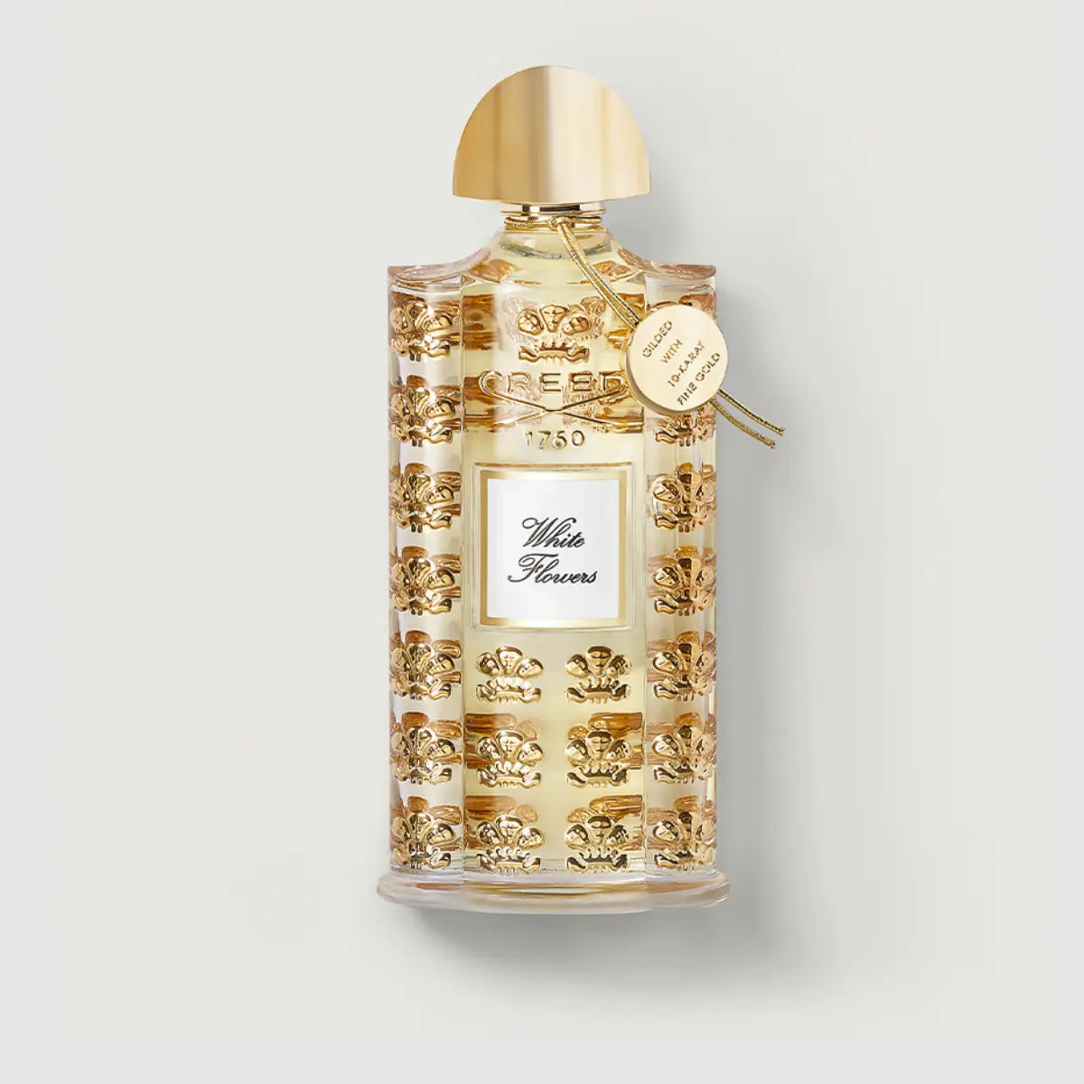 Creed - Les Royales Exclusives - White Flowers Parfumflakon mit goldenem Schmuck und elegantem Design in hellem Ambiente