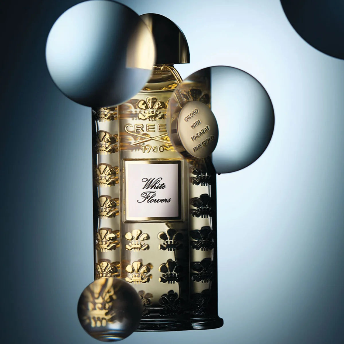 Creed - Les Royales Exclusives - White Flowers Parfumflakon mit goldverziertem Muster und edlem Design in Detailscheinwerferlicht