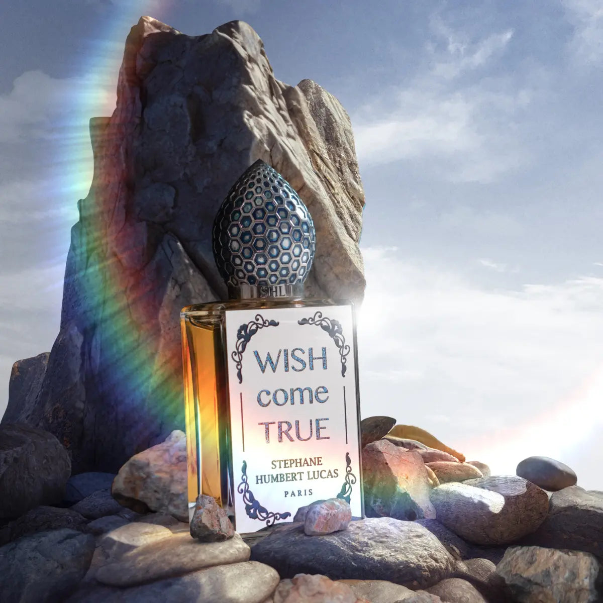 Stéphane Humbert Lucas 777 - WISH come TRUE Flakon mit kunstvollem, gewölbtem Verschluss vor Felslandschaft und Lichtreflexen