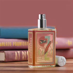 Imaginary Authors - Yesterday Haze Parfumspray mit buntem, künstlerischem Etikett und silbernem Zerstäuber vor Bücherstapel