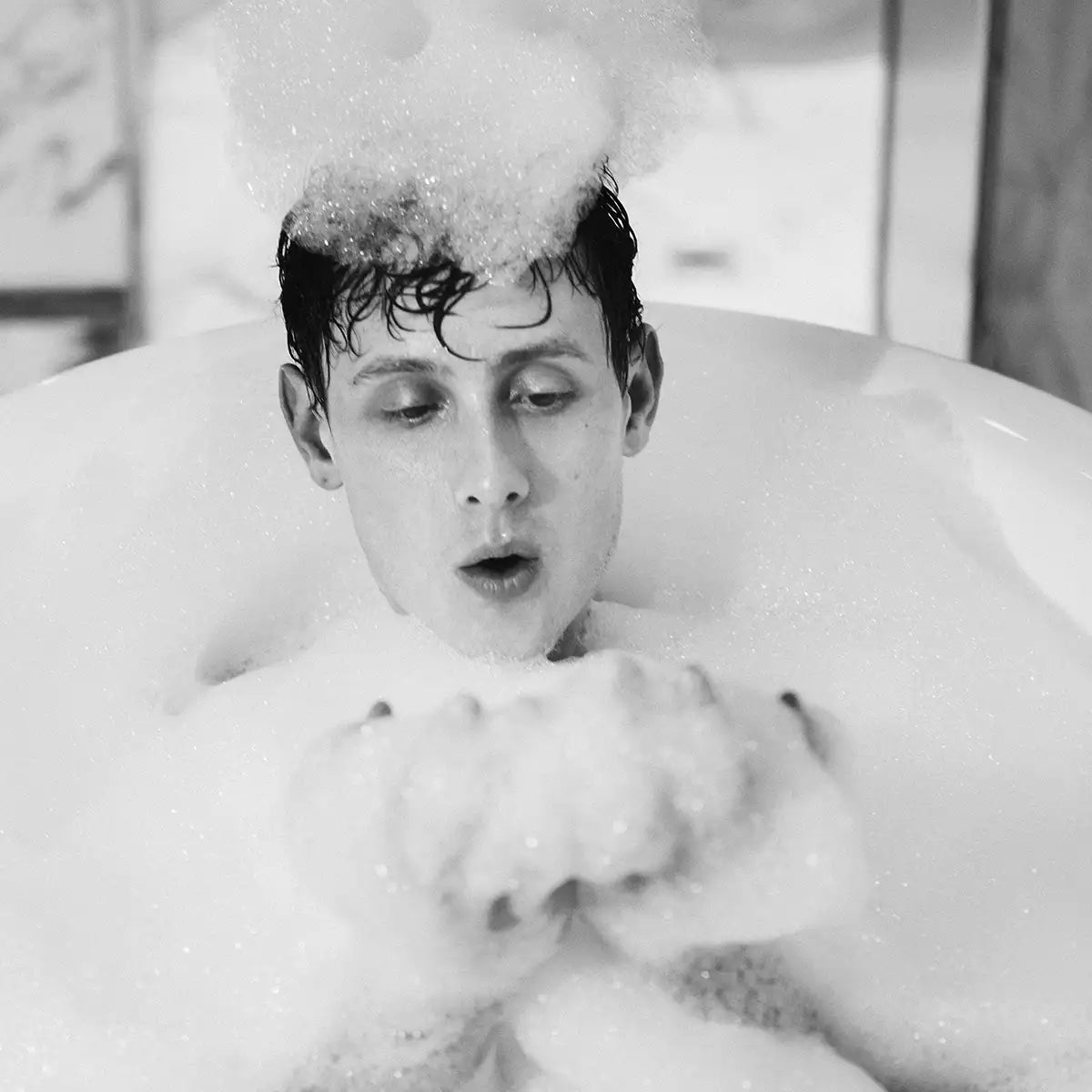Schwarzweißaufnahme eines Mannes in Badewanne mit Schaumberg, inspiriert von Room 1015 - Yesterday Parfumstimmung