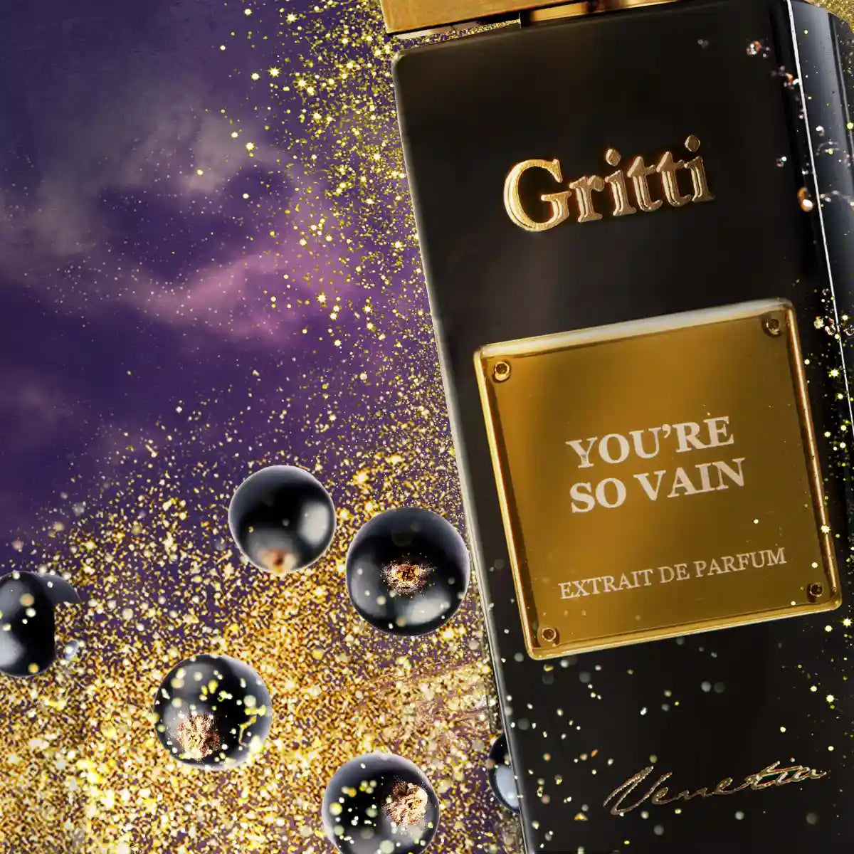 Gritti - Ivy Collection - You're so vain Parfumflakon mit schwarzem Glas und goldfarbener Plakette vor funkelndem Hintergrund