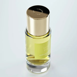 Parfum d'Empire - Yuzu Fou Duftflakon mit klarem Glas, goldfarbenem Deckel und hellgelbem Duftölfüllstand elegante Gestaltung