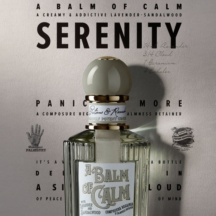 Penhaligon's - Potions & Remedies - A Balm of Calm Glasflakon vor Textwand mit Lavendel- und Sandelholzmotiven