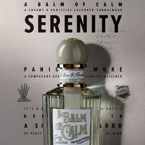 Penhaligon's - Potions & Remedies - A Balm of Calm Glasflakon vor Textwand mit Lavendel- und Sandelholzmotiven
