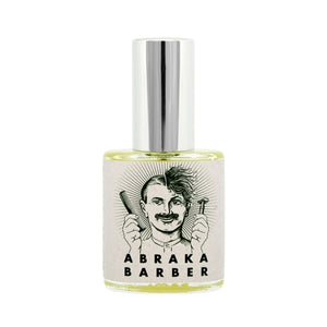 Erik Kormann - Abrakabarber Parfumflakon mit silbernem Zerstäuber und kreativem Barber-Design vor weißem Hintergrund