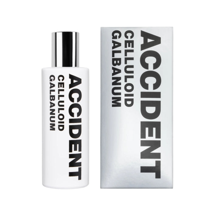 Comme des Garçons - Series 10: Accident - Celluloid Galbanum zeigt weißen Flakon und passende silberne Verpackung mit fettem schwarzem Schriftzug