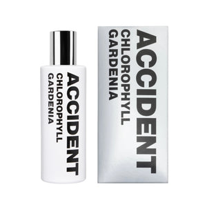 Comme des Garçons - Series 10: Accident - Chlorophyll Gardenia zeigt weißen Flakon mit schwarzer Schrift und silberner Verpackung