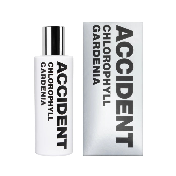 Comme des Garçons - Series 10: Accident - Chlorophyll Gardenia zeigt weißen Flakon mit schwarzer Schrift und silberner Verpackung