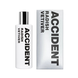 Comme des Garçons - Series 10: Accident - Radish Vetiver zeigt weißen Flakon mit schwarzem Schriftzug und silberner Verpackung
