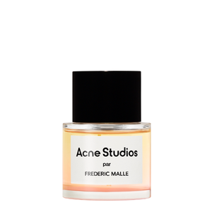 Frédéric Malle - Acne Studios by Frédéric Malle Parfümflakon mit schwarzem Deckel auf weißem Hintergrund