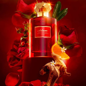 Imperial Parfums - Adam roter Flakon mit königlichem goldfarbenem Verschluss umgeben von Blumen und Gewürzen luxuriös präsentiert