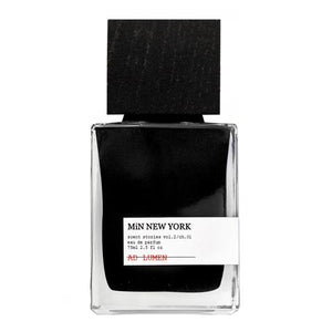 MiN New York - Scent Stories Vol. 2 - Ad Lumen Parfumflakon mit schwarzem Etikett und eckigem Holzverschluss vor weißem Hintergrund