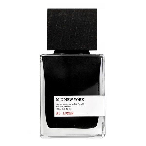 MiN New York - Scent Stories Vol. 2 - Ad Lumen Parfumflakon mit schwarzem Etikett und eckigem Holzverschluss vor weißem Hintergrund