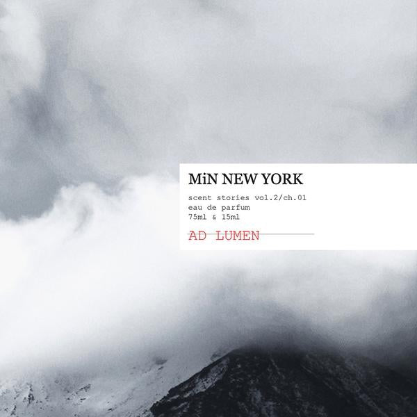 MiN New York - Scent Stories Vol. 2 - Ad Lumen Schriftzug auf nebelverhangenem Bergpanorama in Schwarz-Weiß