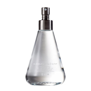 Nomenclature - adr_ett Sprayflakon mit transparentem Glas und silbernem Zerstäuber vor weißem Hintergrund