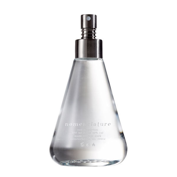 Nomenclature - adr_ett Sprayflakon mit transparentem Glas und silbernem Zerstäuber vor weißem Hintergrund