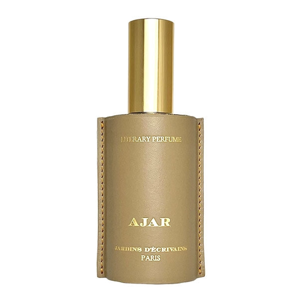Jardins d'Écrivains - Ajar eleganter Parfumflakon mit goldfarbenem Verschluss und beiger Lederhülle vor weißem Hintergrund