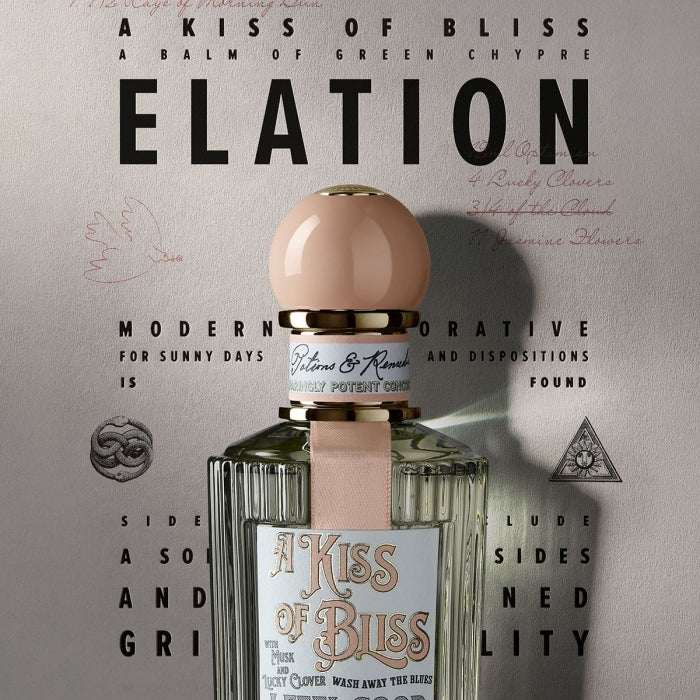 Penhaligon's - Potions & Remedies - A Kiss of Bliss Flakon mit pastellfarbenem Verschluss vor Schriftmotiv
