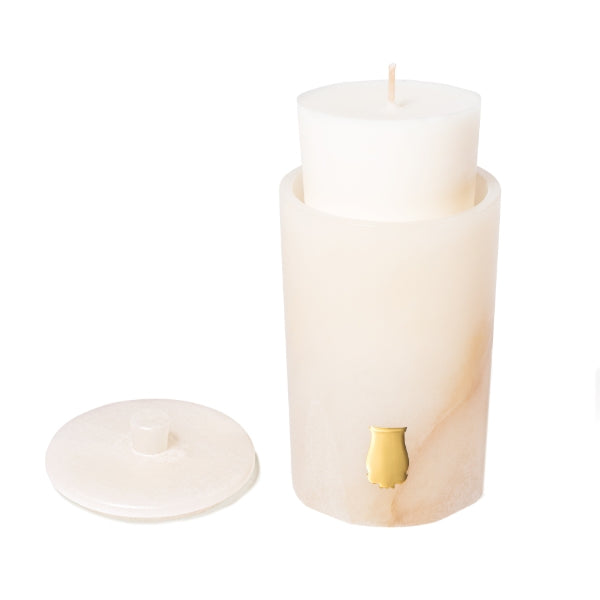 Trudon - Les Albâtres - Vesta - Duftkerze mit leuchtend weißem Alabasterbehälter und goldenem Emblem, Deckel abgenommen