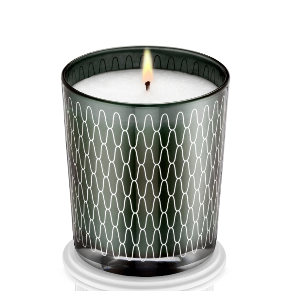 LINARI - Wave Line - Alba - Duftkerze in grünem Glas mit weißem Wellenmuster und brennender Flamme