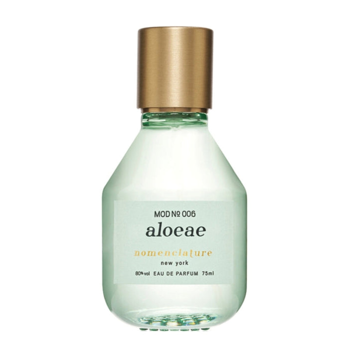 Nomenclature - aloeae Parfumflakon mit grünlich-klarem Glas und schlichtem goldfarbenem Verschluss vor weißem Hintergrund