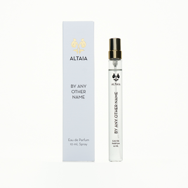 Altaia - By Any Other Name feiner Parfumspray mit klarem Flakon und goldfarbenem Zerstäuber vor weißem Hintergrund