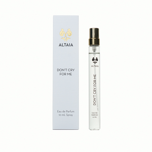 Altaia - Don't Cry For Me Parfumspray mit klarem Flakon und goldfarbenem Zerstäuber vor weißem Hintergrund