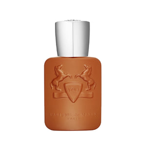Parfums de Marly - Althaïr zeigt eleganten braunen Flakon mit reliefartigen Pferdemotiven und silbernem Verschluss
