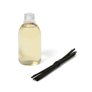 Trudon - Altaïr - Diffusor mit klarem Duftöl in Flasche und schwarzen Duftstäbchen auf weißem Hintergrund