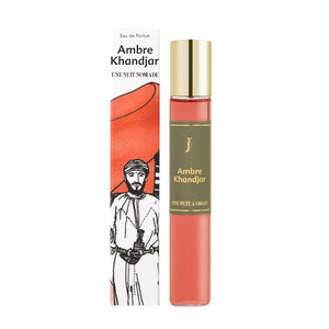 Une Nuit Nomade - Une Nuit a Oman - Ambre Khandjar Parfumflakon mit goldener Kappe und Illustration eines Mannes vor rotem Hintergrund
