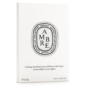 Diptyque - Ambre / Ambra - Capsule in schlichter weißer Verpackung mit klassischem ovalem Logo und eleganter Typografie