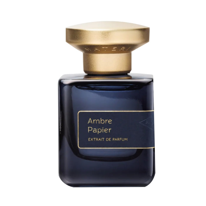 Atelier Materi - Ambre Papier Parfumflakon in tiefem Blau mit goldenem Verschluss und schlichtem Etikett auf weißem Hintergrund