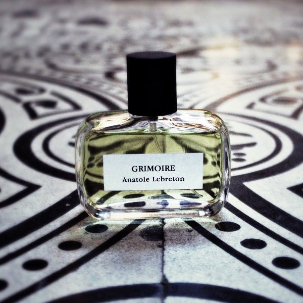 Anatole Lebreton - Grimoire Parfumflakon mit klarem Glas und schwarzem Verschluss auf dekorativem schwarz-weißem Muster